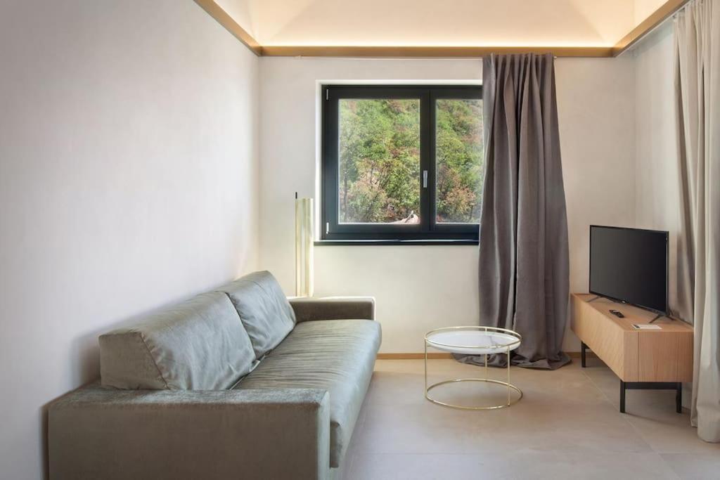 Villa Divina - Apt Divina Con Piscina E Vista Lago คาสเตลเล็ตโต ดิ เบรนโซเน ภายนอก รูปภาพ