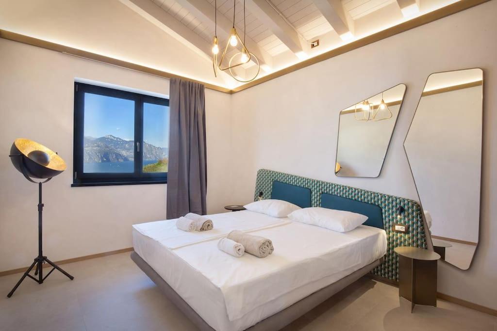 Villa Divina - Apt Divina Con Piscina E Vista Lago คาสเตลเล็ตโต ดิ เบรนโซเน ภายนอก รูปภาพ