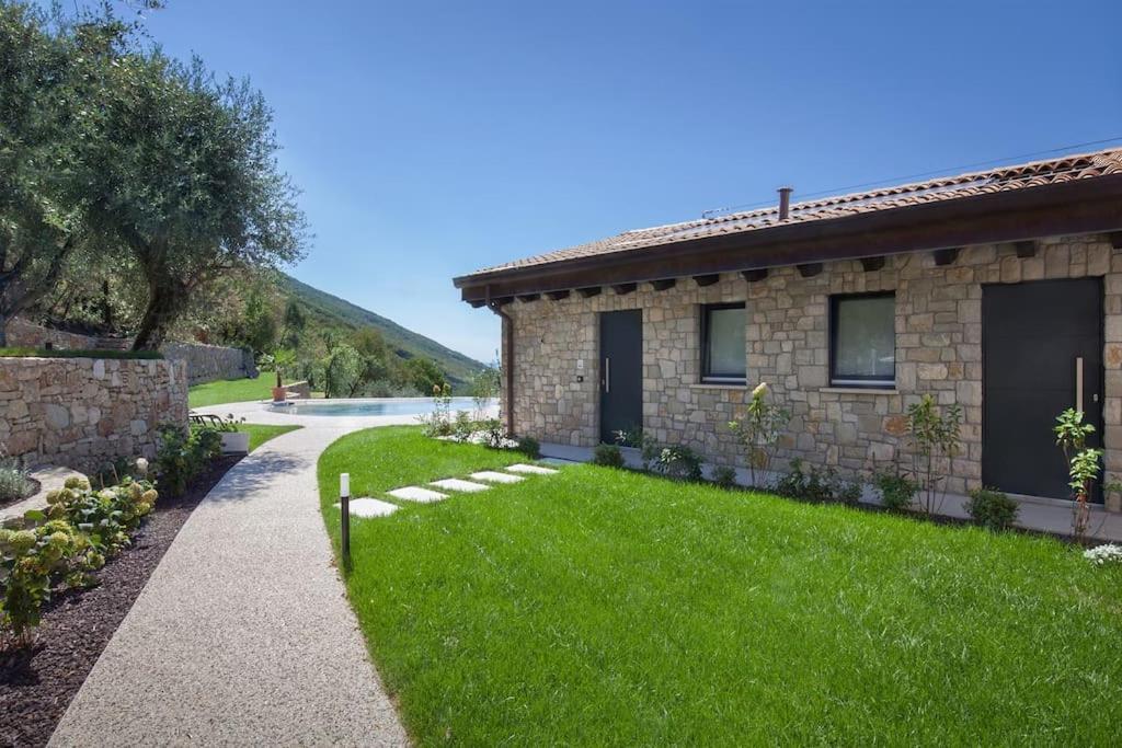 Villa Divina - Apt Divina Con Piscina E Vista Lago คาสเตลเล็ตโต ดิ เบรนโซเน ภายนอก รูปภาพ