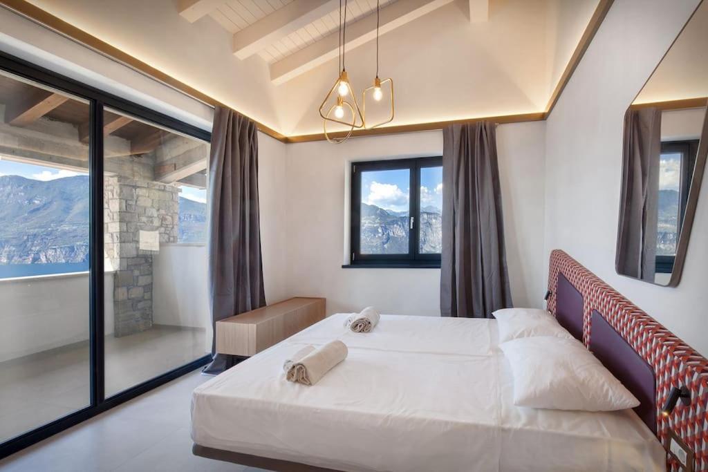 Villa Divina - Apt Divina Con Piscina E Vista Lago คาสเตลเล็ตโต ดิ เบรนโซเน ภายนอก รูปภาพ