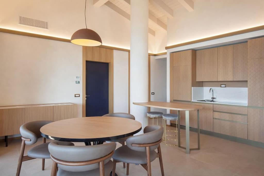 Villa Divina - Apt Divina Con Piscina E Vista Lago คาสเตลเล็ตโต ดิ เบรนโซเน ภายนอก รูปภาพ